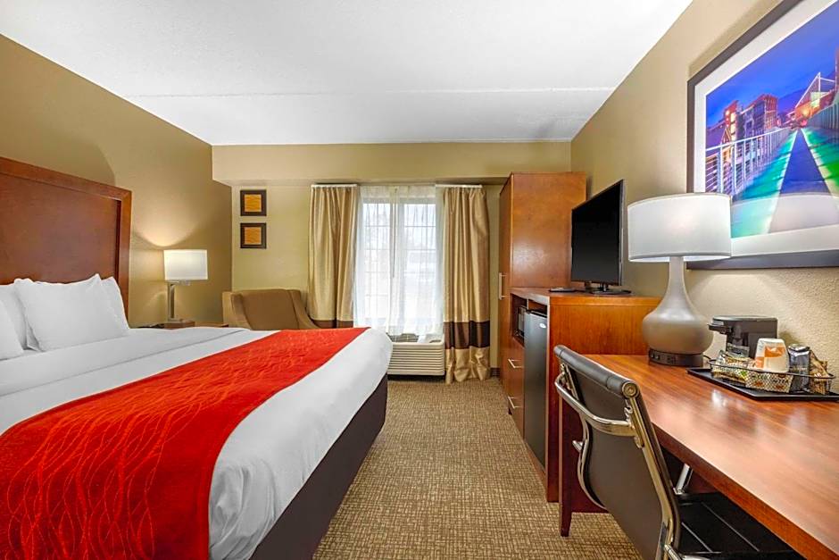 Comfort Inn & Suites Hamilton Place