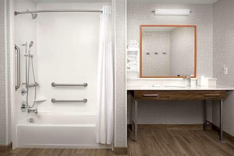 2 Queen Mobility Access With Tub Nonsmoking