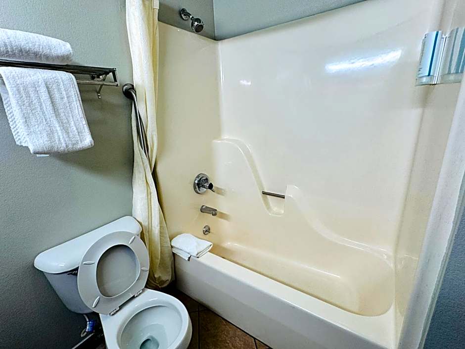 Econo Lodge Inn & Suites Monroe