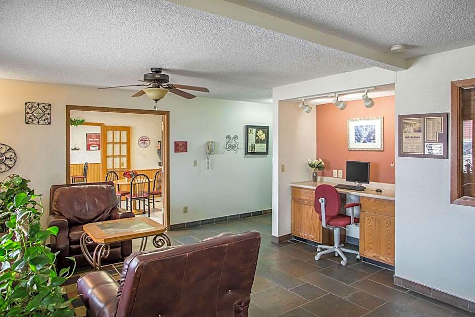 Econo Lodge Inn & Suites Galena Area