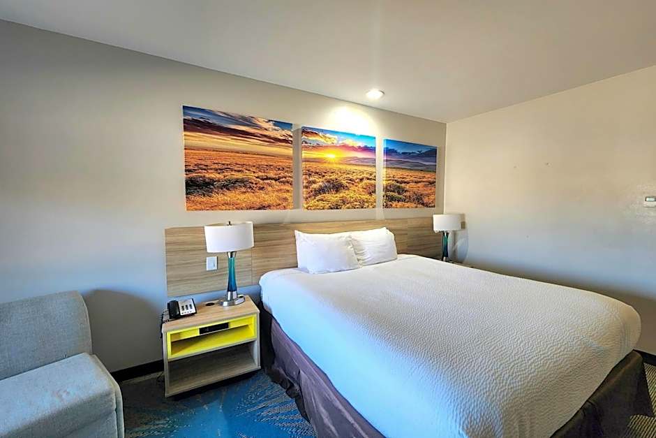 Days Inn & Suites by Wyndham Katy