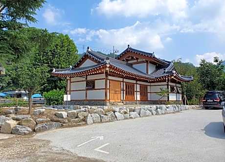 Jeonju Hanok Maeul Daeseung Jeongdam Hanok Dockchae Pension
