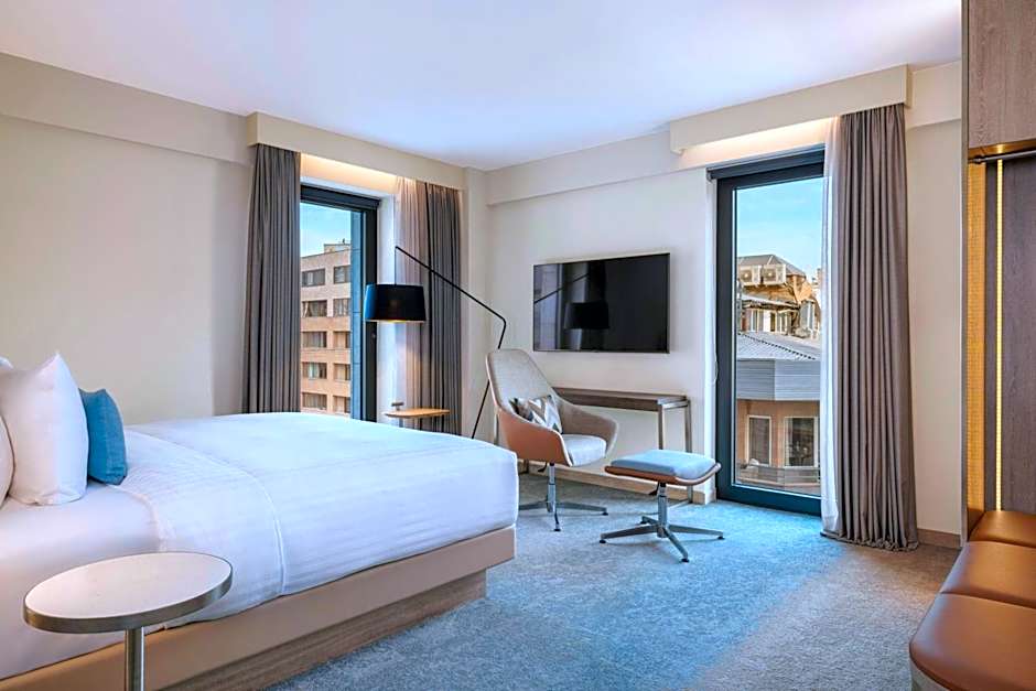 Photo 1 of 5 of Superior 1 King Bed, Corner, City View
