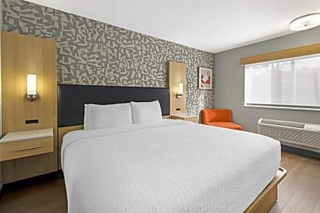 Pet Friendly King Room with Walk-In Shower - Non-Smoking