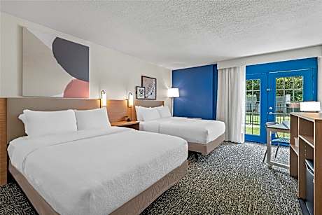 2 Queen Mobilty/Hearing Accessible Ri Shower