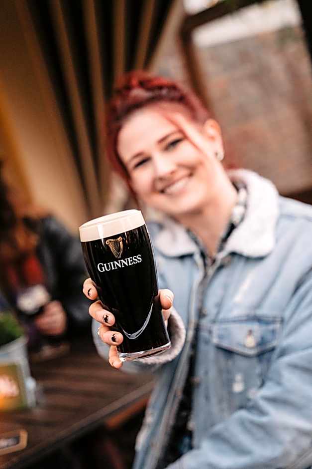 Long John's Pub & Hotel