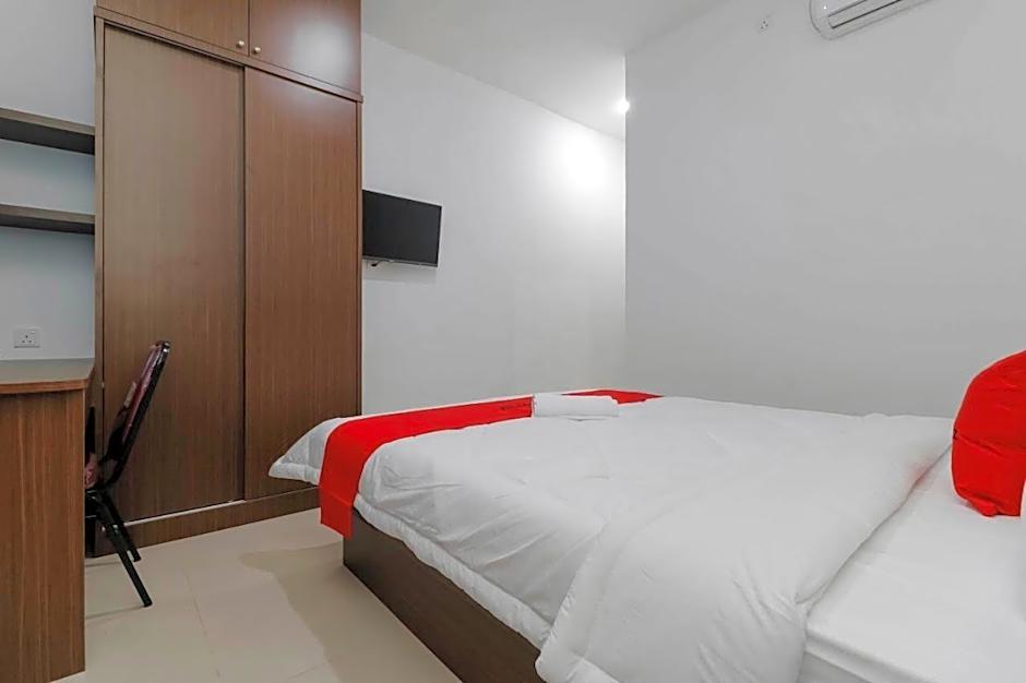 RedDoorz Plus near Kepri Mall