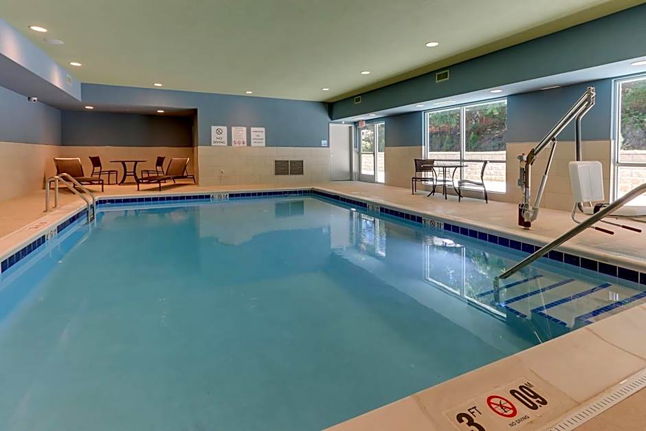 Holiday Inn Express & Suites Roanoke - Civic Center By IHG