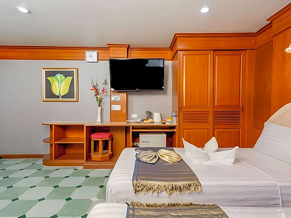 Patong Social Hotel and Restaurant