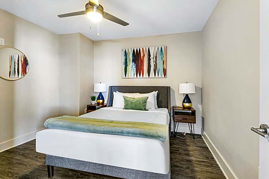 Spacious 4BR Luxury Condo Steps to French Quarter