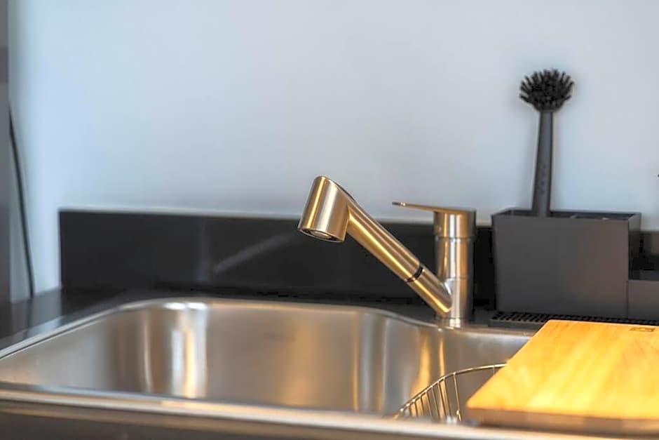 P402 Private balcony Apt 3Bdrm 2bth AC Rooftop