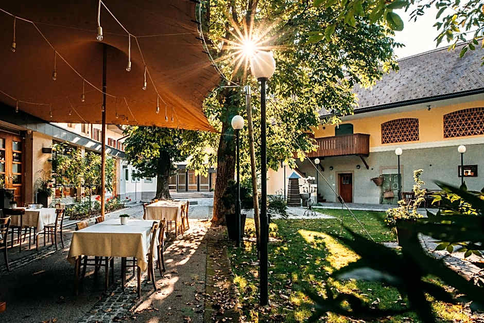 Hotel Dvor Jezersek Brnik