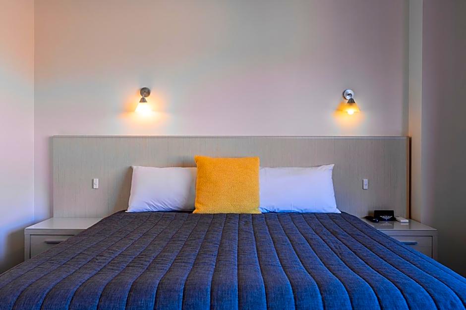 Mayfair Plaza Motel and Apartments