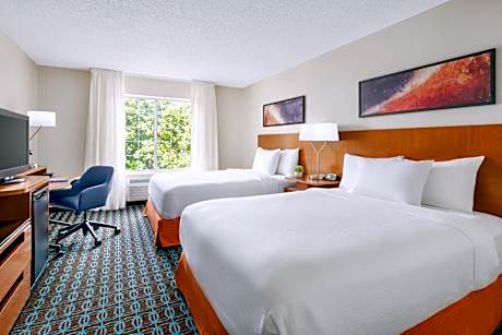 Queen Room with Two Queen Beds and Adapted Tub - Mobility Accessible