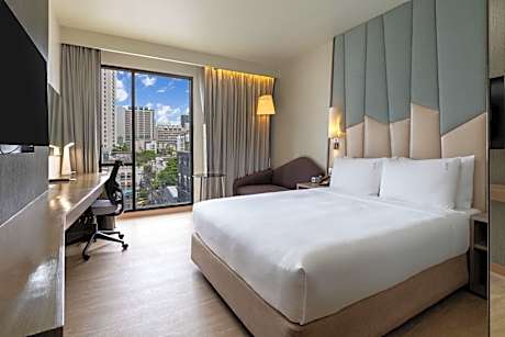 Standard Queen Room with Street View and Free Breakfast