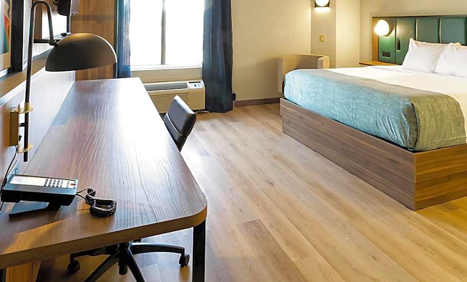 Photo 1 of 13 of Deluxe 1 King Bed