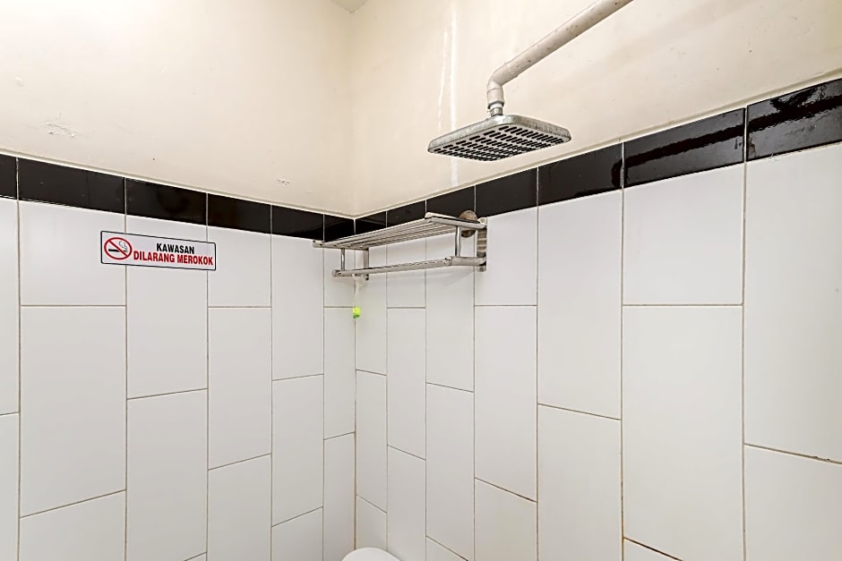 RedDoorz Syariah near Green Park Jatiwarna