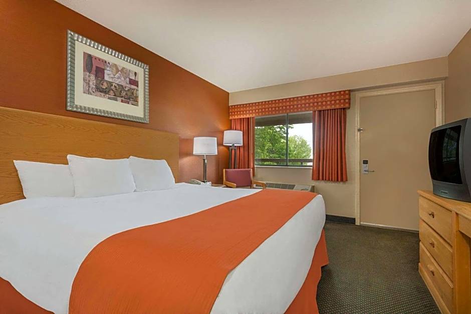 Photo 1 of 5 of Deluxe 1 King Bed