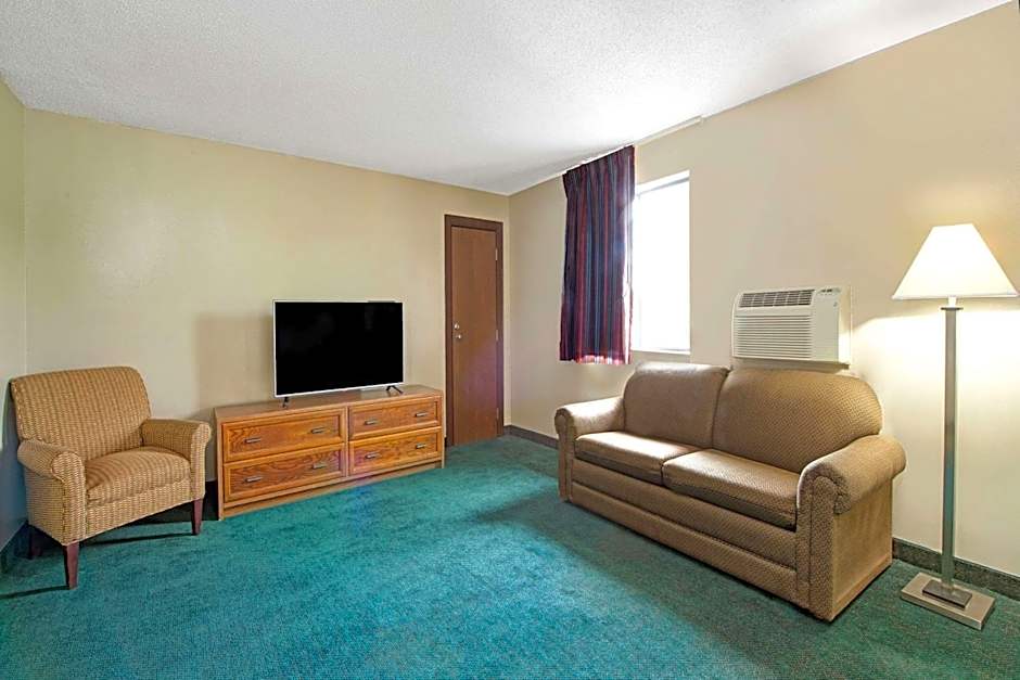 Super 8 by Wyndham Eureka/Six Flags Nearby