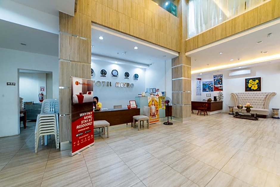 RedDoorz Plus near Gaisano Mall Kalibo - Vaccinated Staff