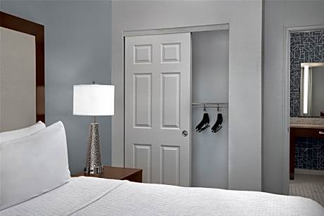 King Suite - Mobility Access/Non-Smoking