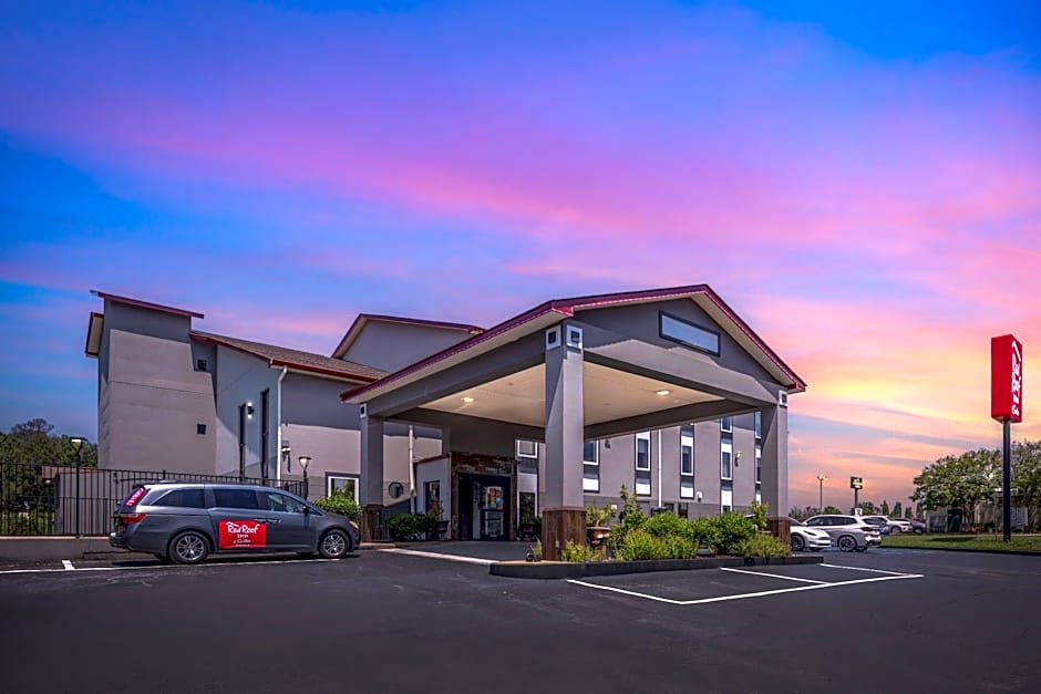 Red Roof Inn & Suites Clinton, MS