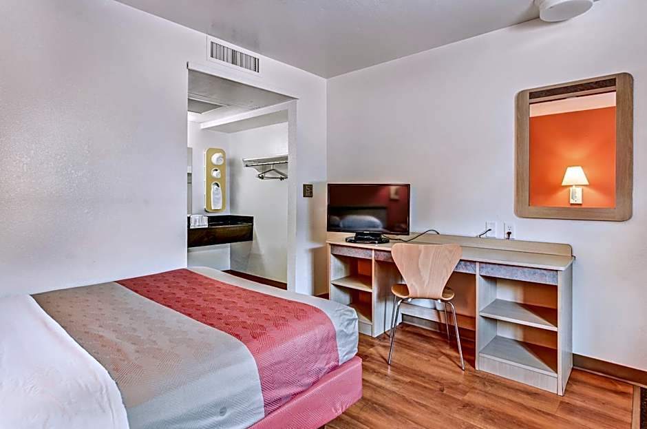 Motel 6 Pittsburgh - Crafton