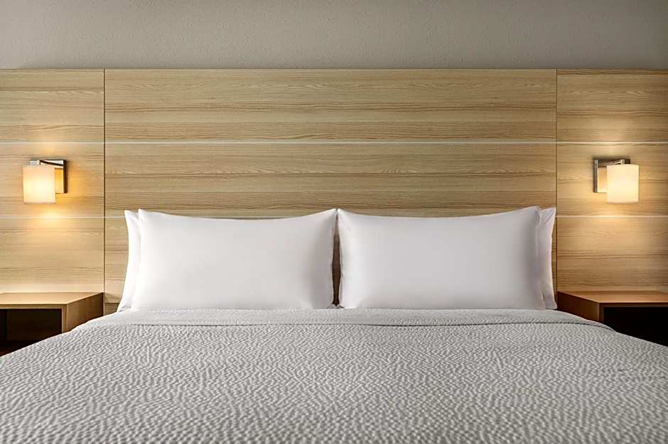 Holiday Inn Express and Suites Staunton By IHG