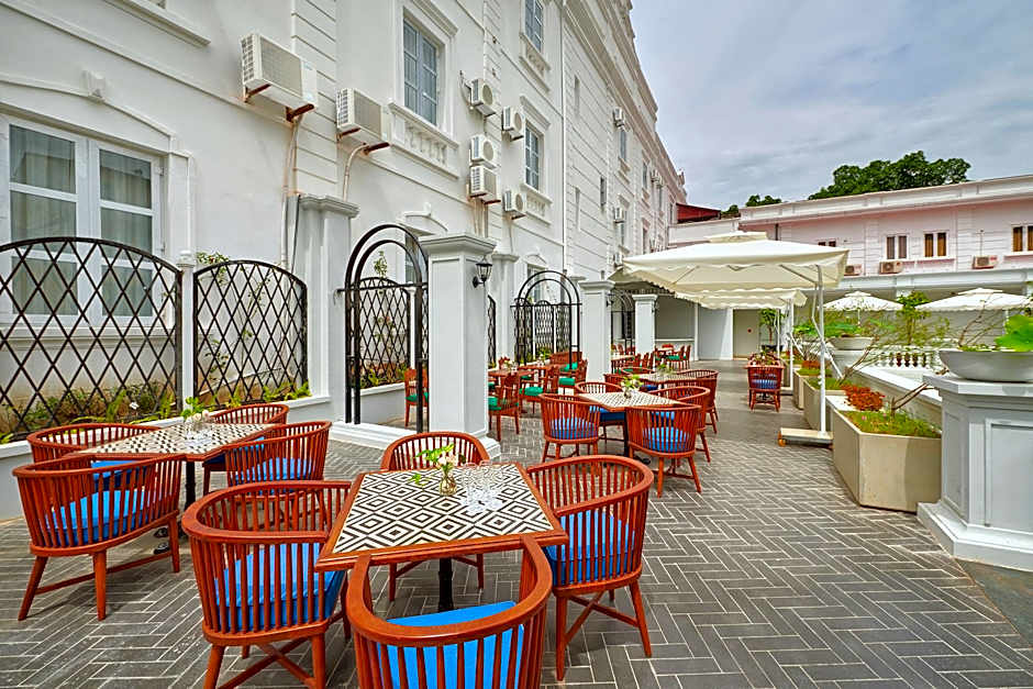 Manoir Des Arts Hotel