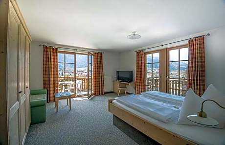 Superior Double Room with King-Size Bed and Balcony