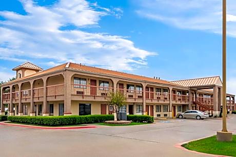 Super 8 by Wyndham Grand Prairie Southwest