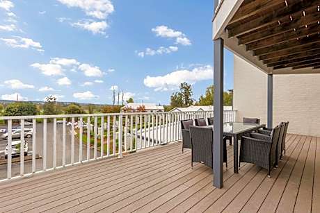 Feature Suite - Non-Smoking