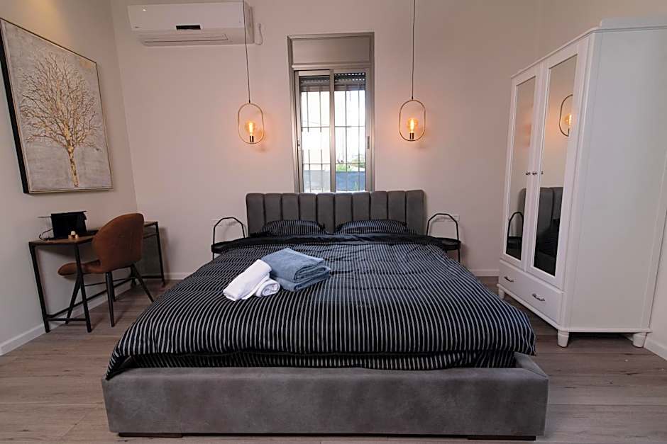 King's bed - Stay Royal and Stylish Bahai's Garden
