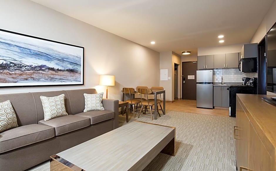 Pomeroy Inn & Suites Prince George