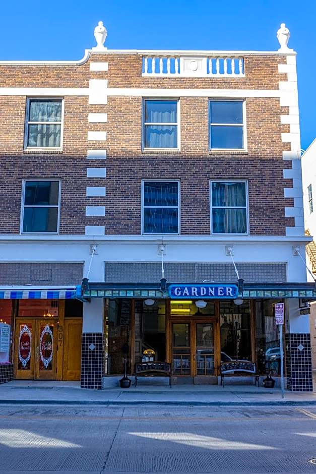 Gardner Hotel & Hostel