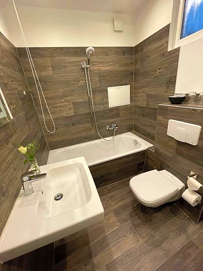 "Zur Altstadt - Am Fuße der Osterburg" Gaststätte, Pension, FEWO