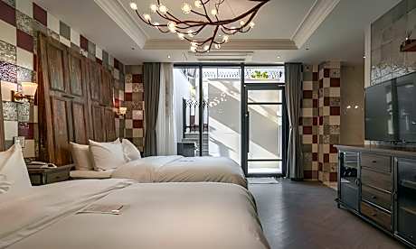 Signature Royal Cabana Suite