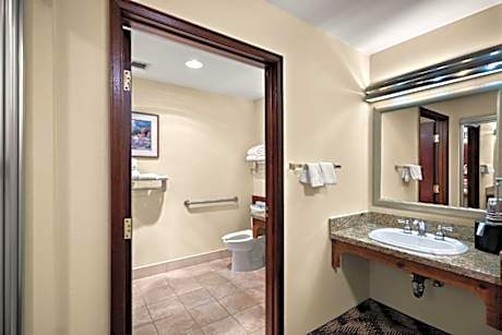 2 Queen Beds Non-Smoking Microwave And Refrigerator Wi-Fi Full Breakfast