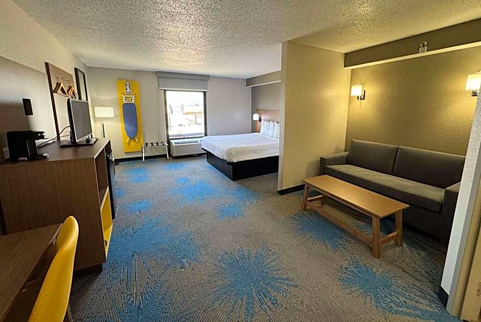 Days Inn & Suites by Wyndham Cedar Rapids
