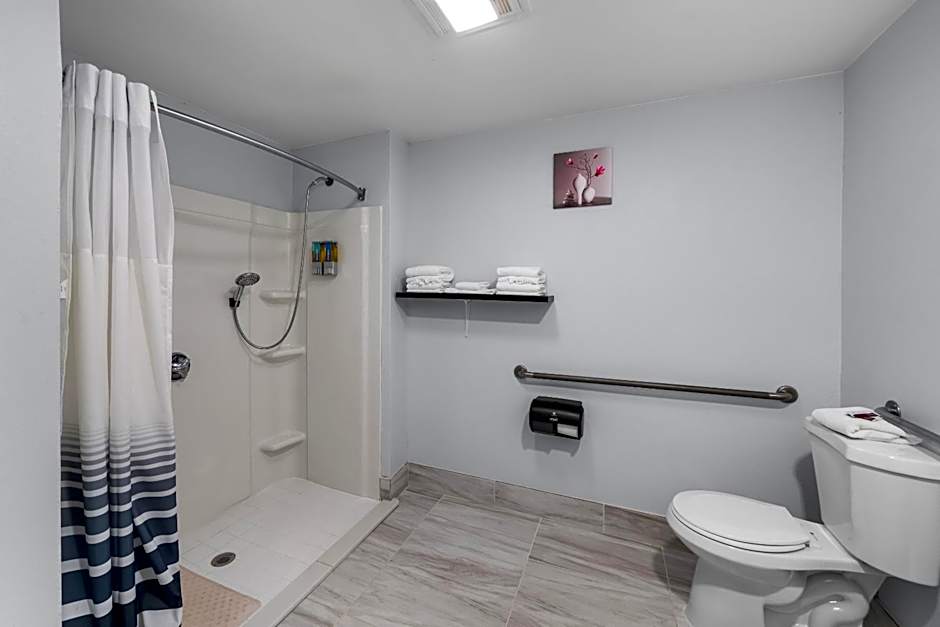Admiralty Inn & Suites - a Red Collection Hotel