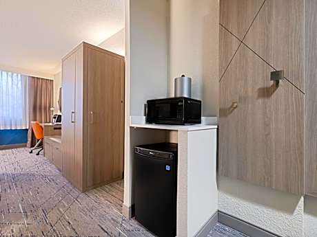 Standard King Room with Roll-in Shower - Mobility Accessible