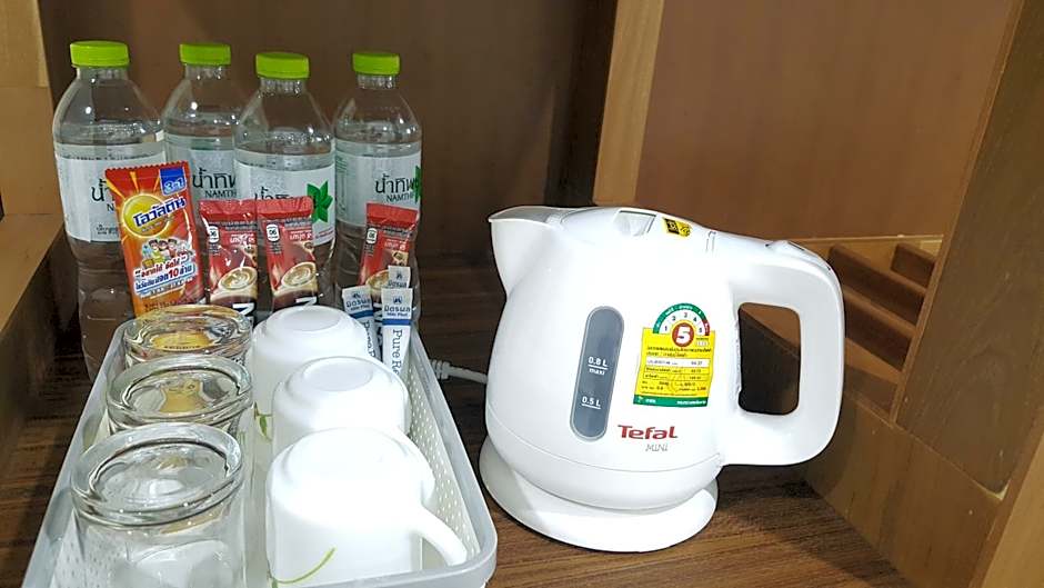 Double D Rooms & Cafe