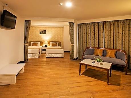 Superior Twin Studio