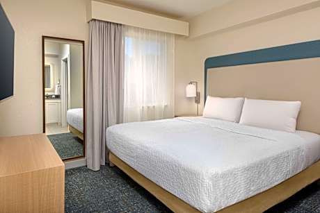 1 King/2 Queen Beds 2 Bdrm 2 Bath Suite
