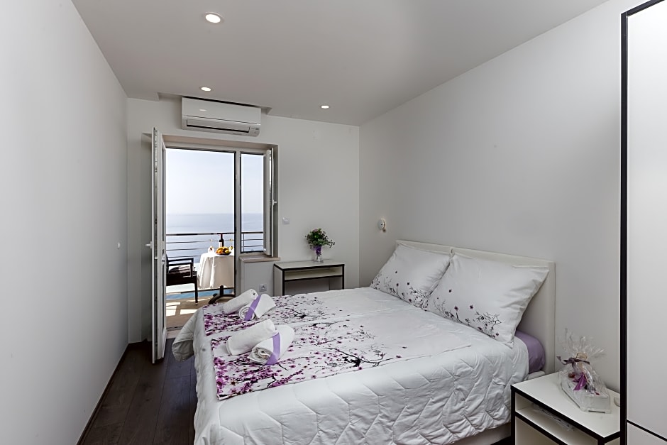 Photo 1 of 7 of Double Room with Balcony and Sea View No.1