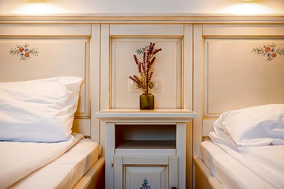 CASA CHITIC - HOTEL & RESTAURANT- Str Nicolae Balcescu 13