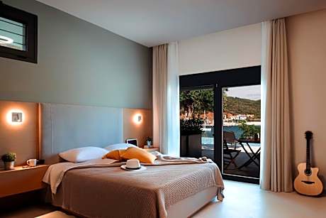 Junior Suite with Side Sea View