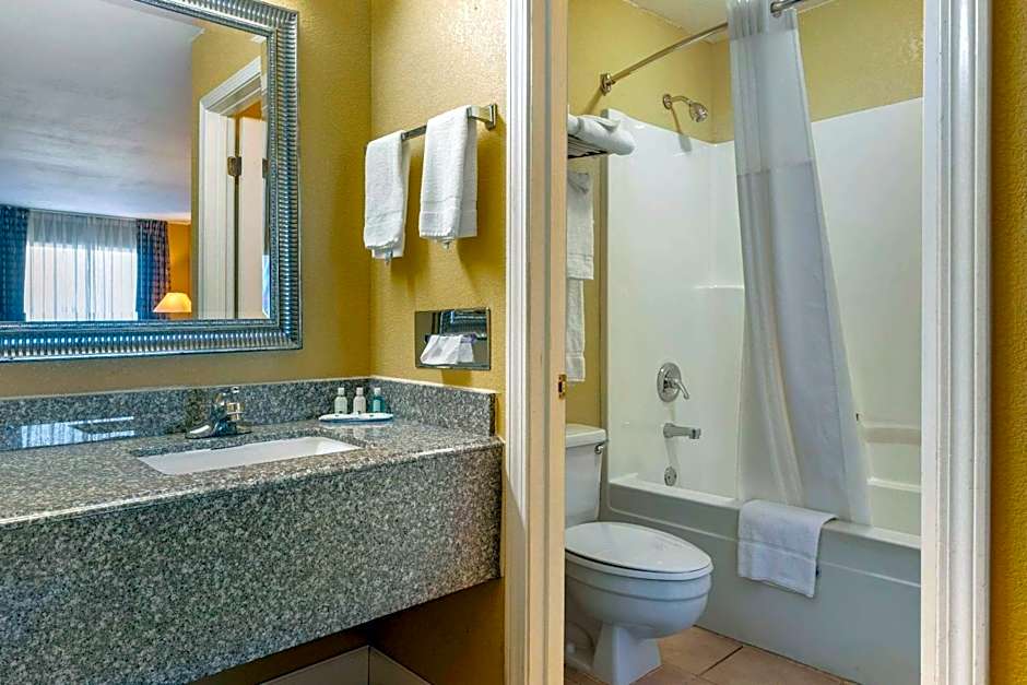 Quality Inn Russellville I-40