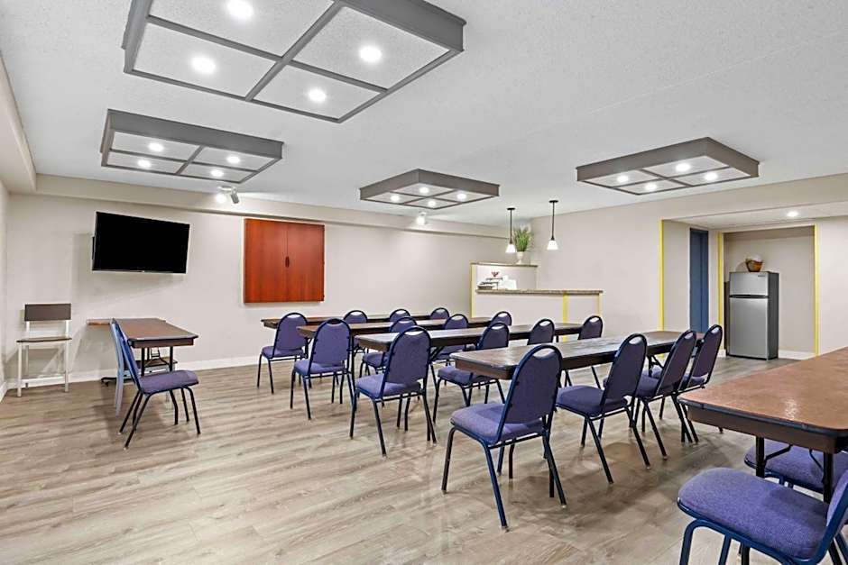 Days Inn & Suites by Wyndham Mesa Near Phoenix