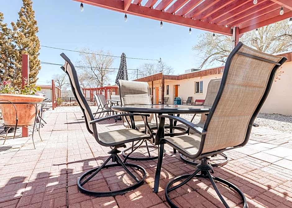 Home Style Apartments - 1 & 3 BR Suites with Full Kitchen